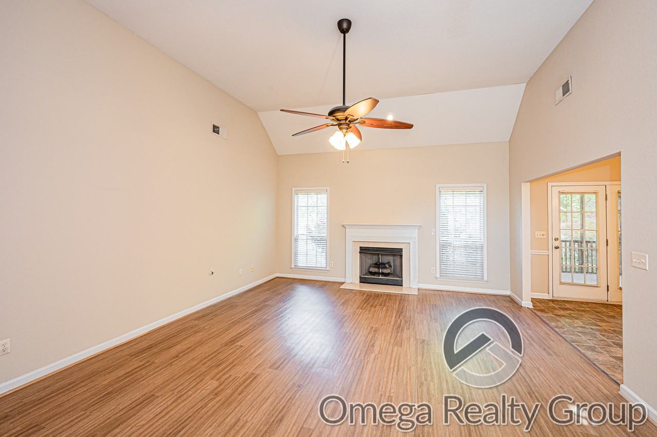 205 Stonehaven Trce - Photo 3 of 33