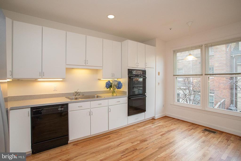1514 N Colonial Ter - Photo 2 of 29