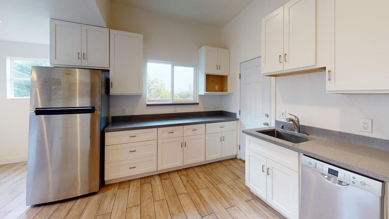 Renovated Lower Haight home with deck & fenced yard - Photo 2 of 16