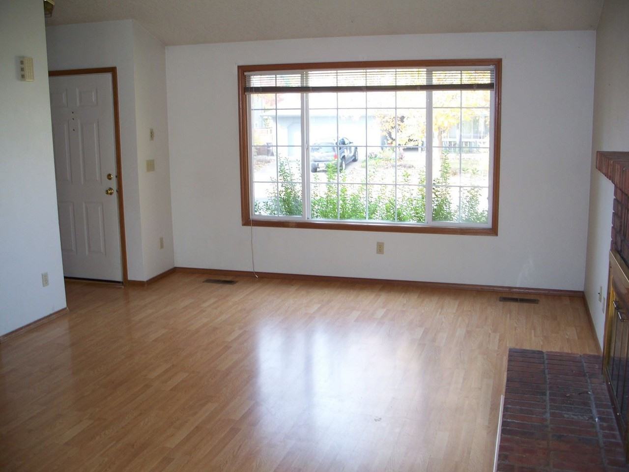 1172 Se 58th Ave - Photo 2 of 7