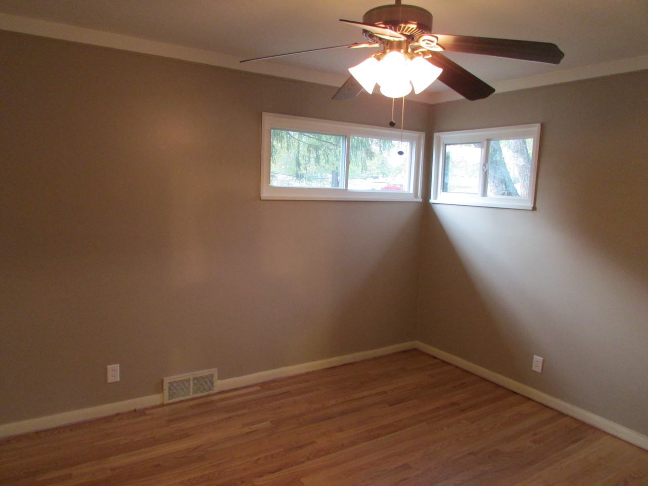 536 North Leona Avenue - Photo 6 of 9