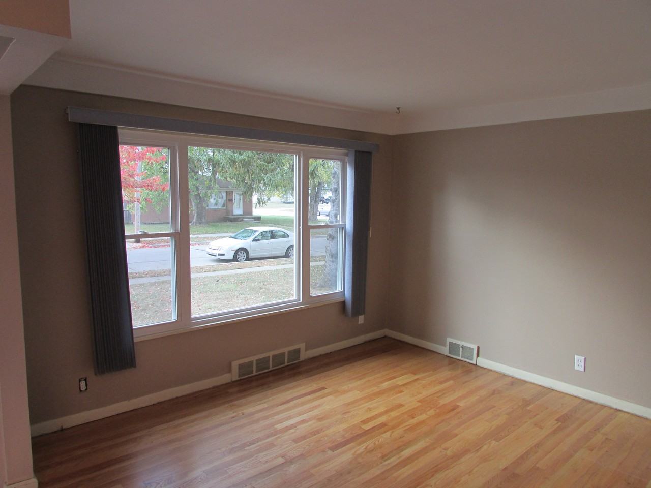 536 North Leona Avenue - Photo 4 of 9
