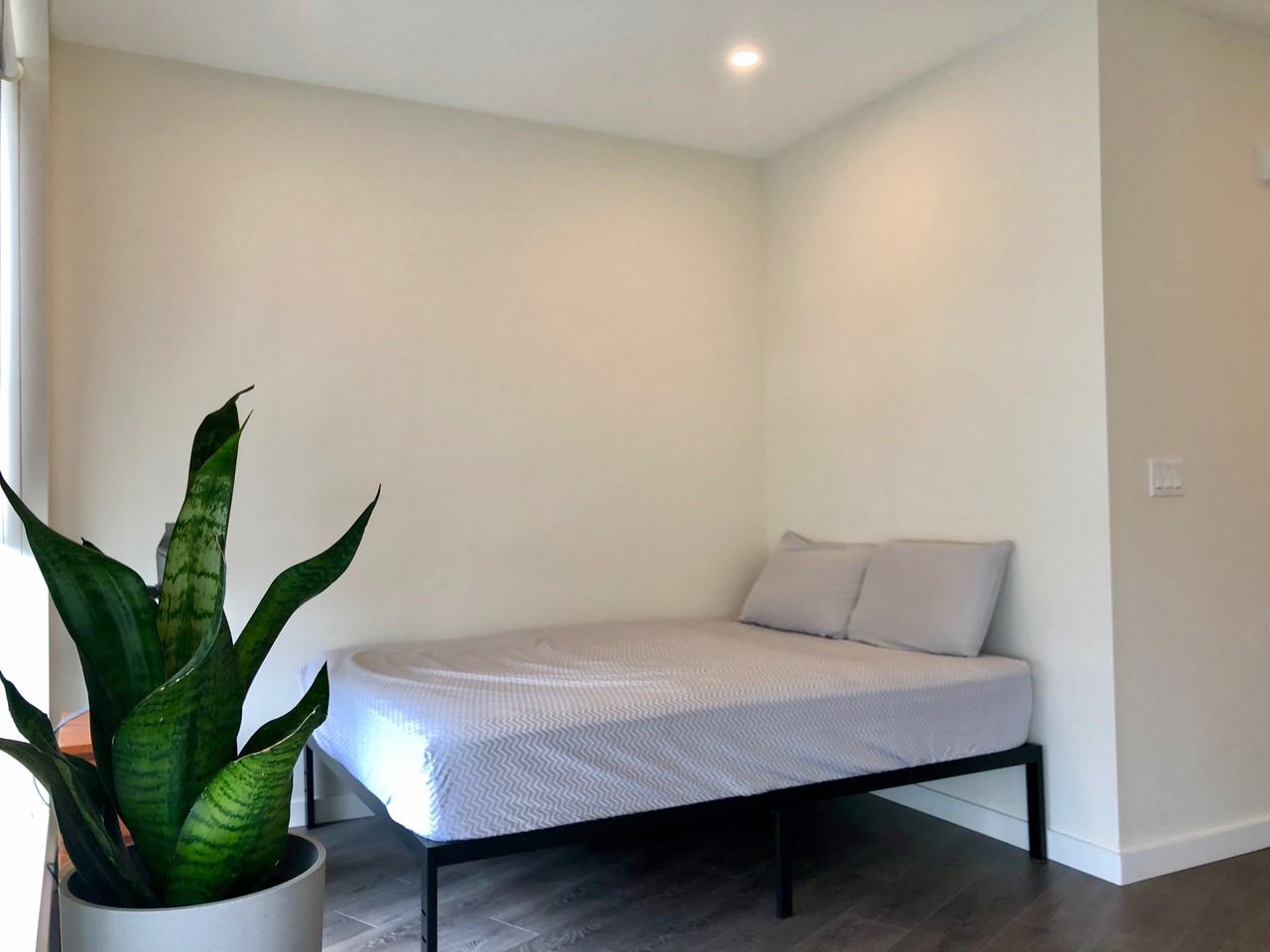 690 King Street West - Photo 3 of 5