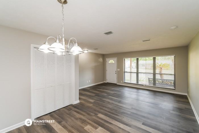 5243 Robert Scott Dr N - Photo 3 of 16