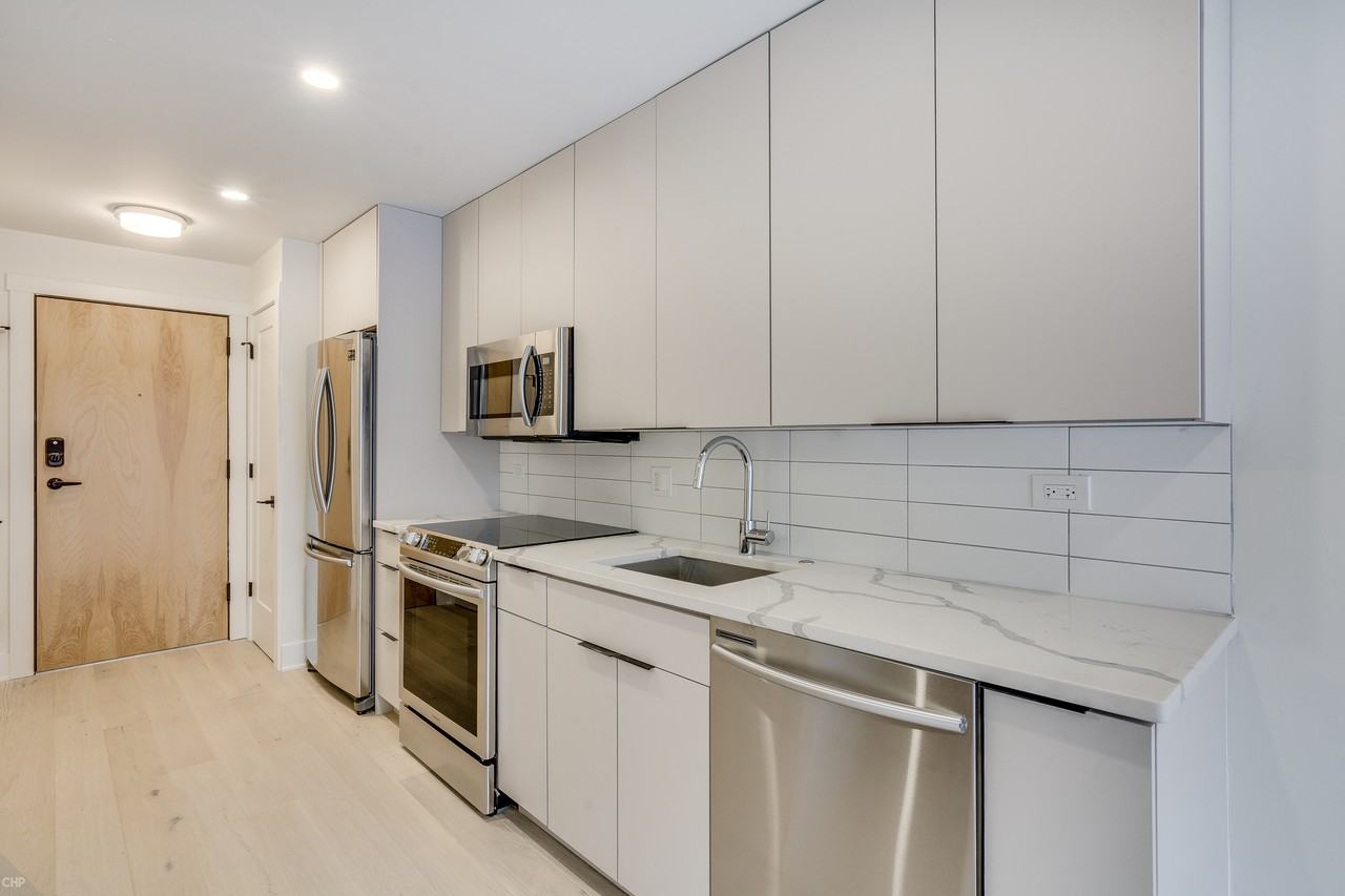 1955 North Lincoln Avenue #3c - Photo 3 of 13