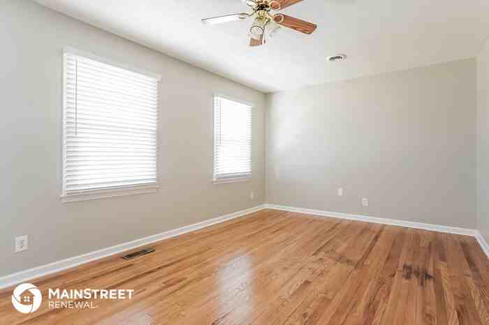 222 W Steele St - Photo 3 of 16