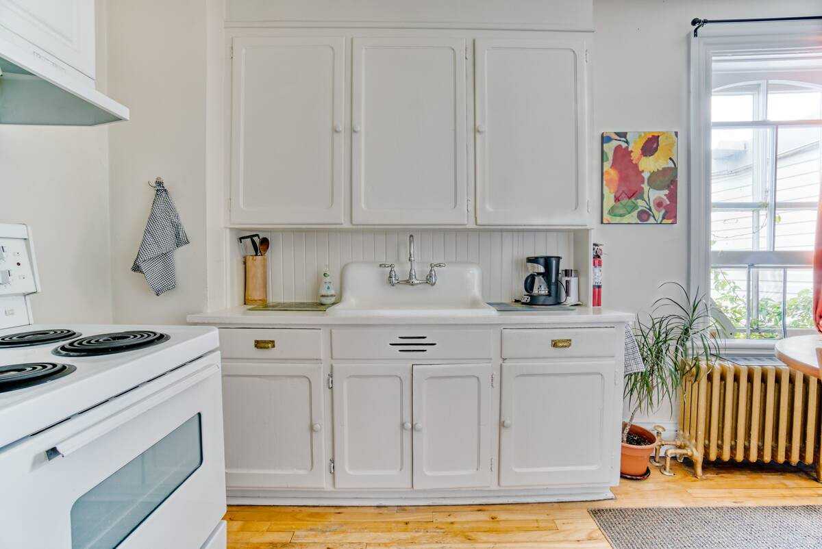 One bedroom Furnished Apartment All Inclusive Monthly Parking