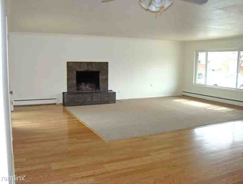 1204 Baker St - Photo 3 of 15