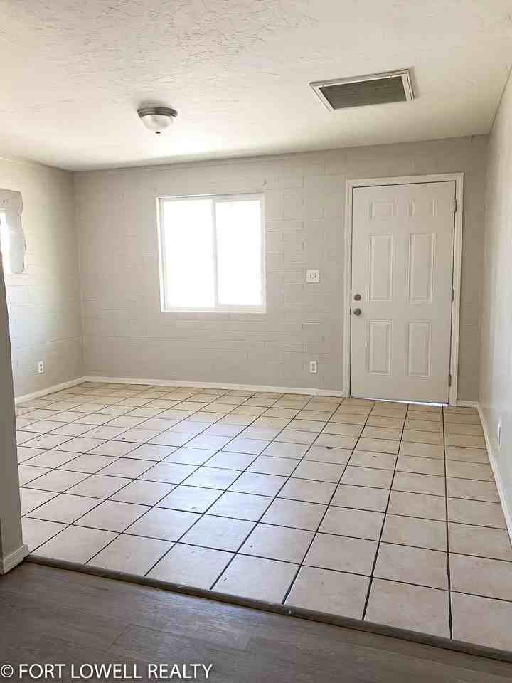 2331 E Pueblo Ave - Photo 3 of 13