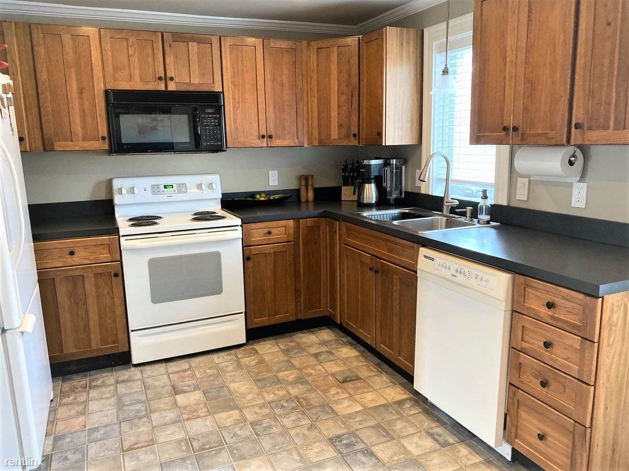 323 Blucher St - Photo 2 of 8