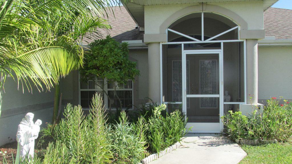 1404 Southeast 35th Street #1 - Photo 3 of 27