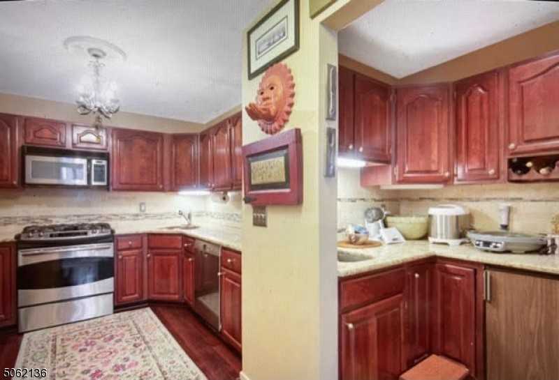 22 Franklin Pl Bldg 4d - Photo 3 of 16