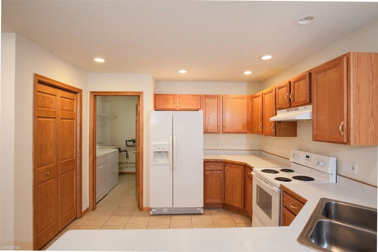 440 Sarah Cir - Photo 2 of 8