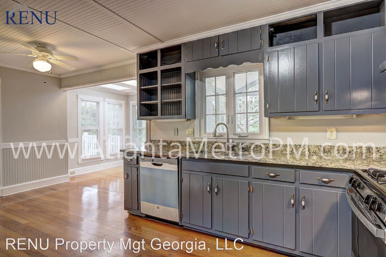 704 Clubhouse Dr Se - Photo 2 of 38