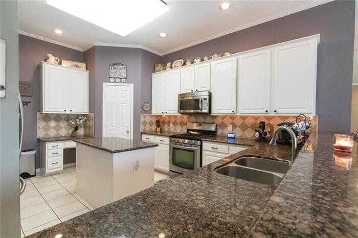 3111 Palm Island Cir - Photo 2 of 19