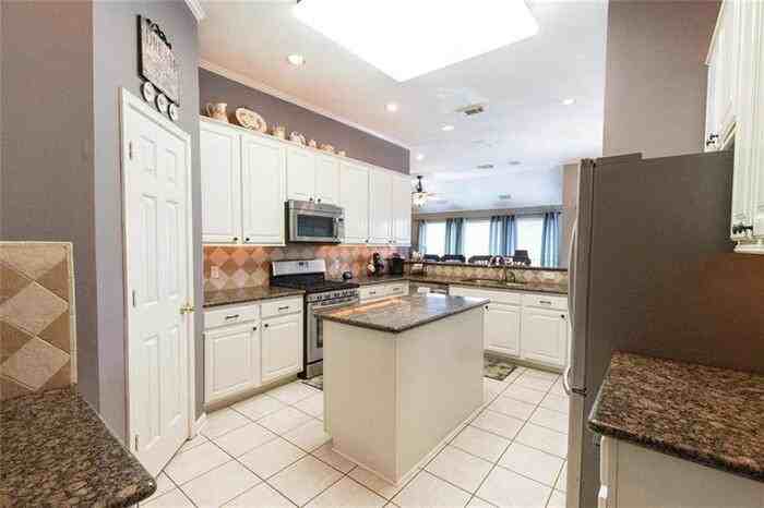 3111 Palm Island Cir - Photo 3 of 19