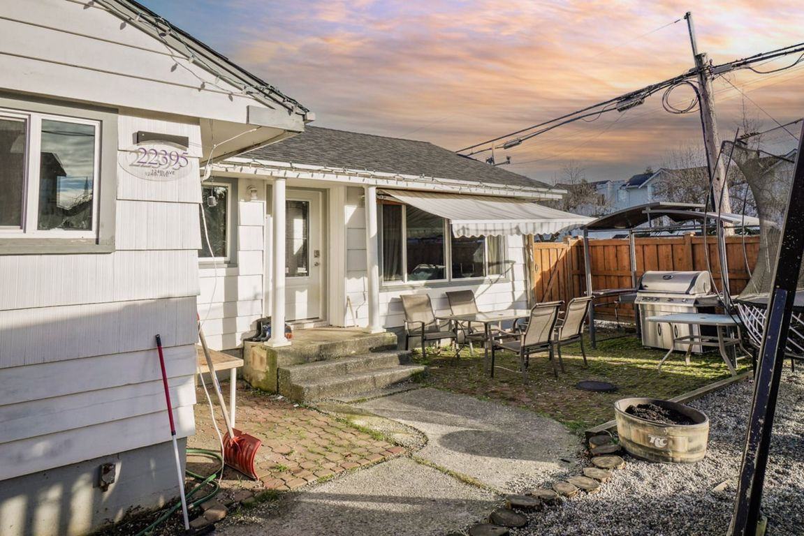 (ID#074) 22395 124 Ave, Maple Ridge, BC, V2X 4J7 - Photo 2 of 23