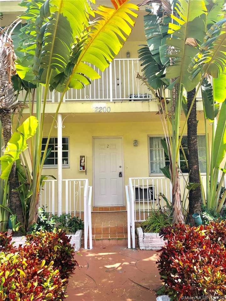 2220 Calais Dr - Photo 3 of 19