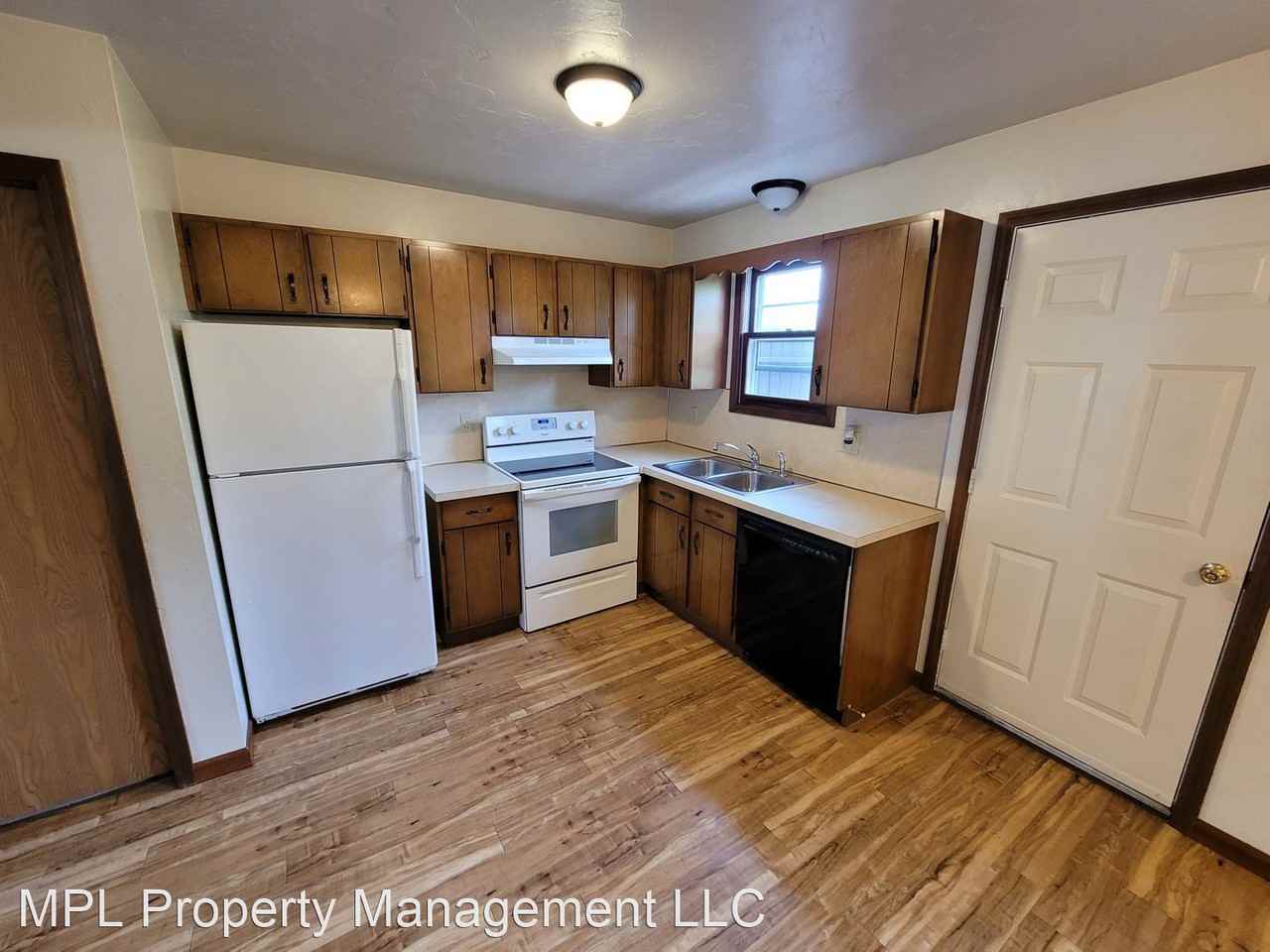 213 Catalpa Ln - Photo 3 of 27