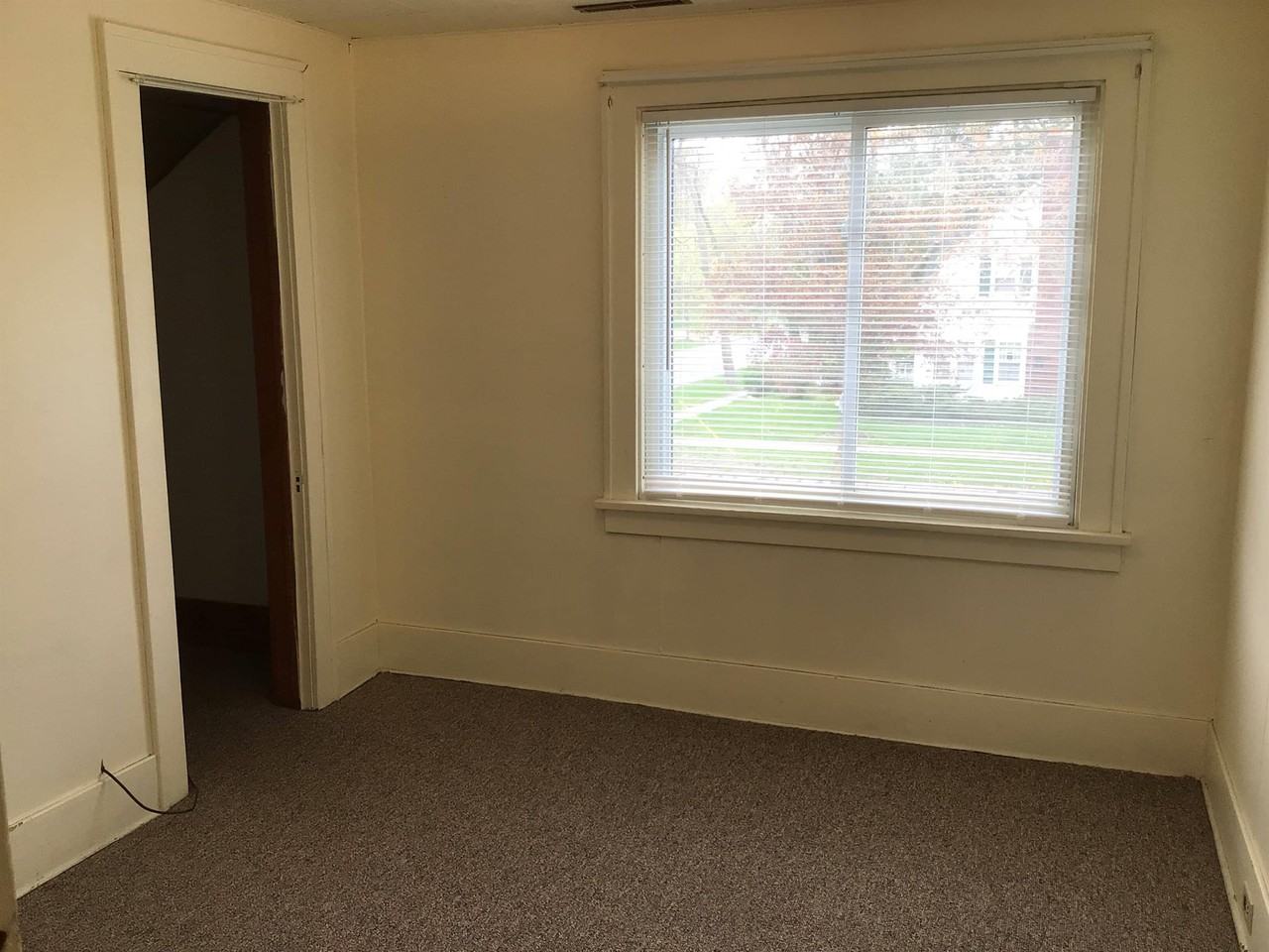 703 E Chippewa St #C - Photo 4 of 11