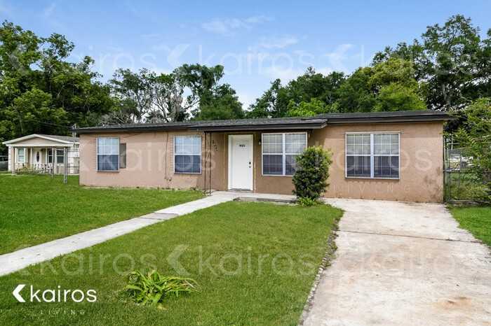 1923 Brack St - Photo 3 of 16