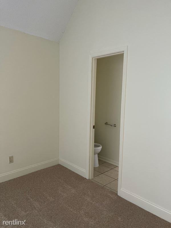 3027 Yorktown Cir - Photo 3 of 16