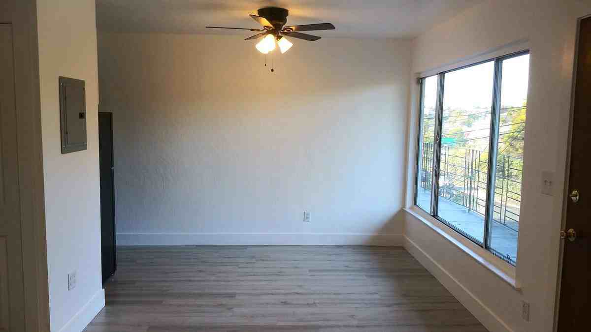 635 MacArthur BlvdUnit 2 #2 - Photo 3 of 9