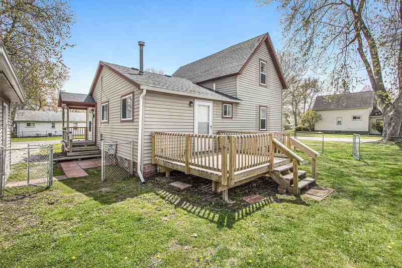 903 Clinton St - Photo 2 of 17