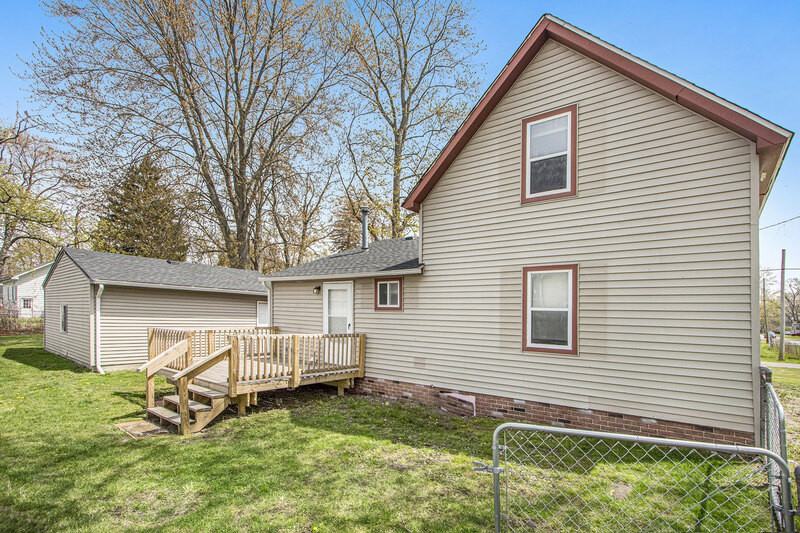 903 Clinton St - Photo 3 of 17