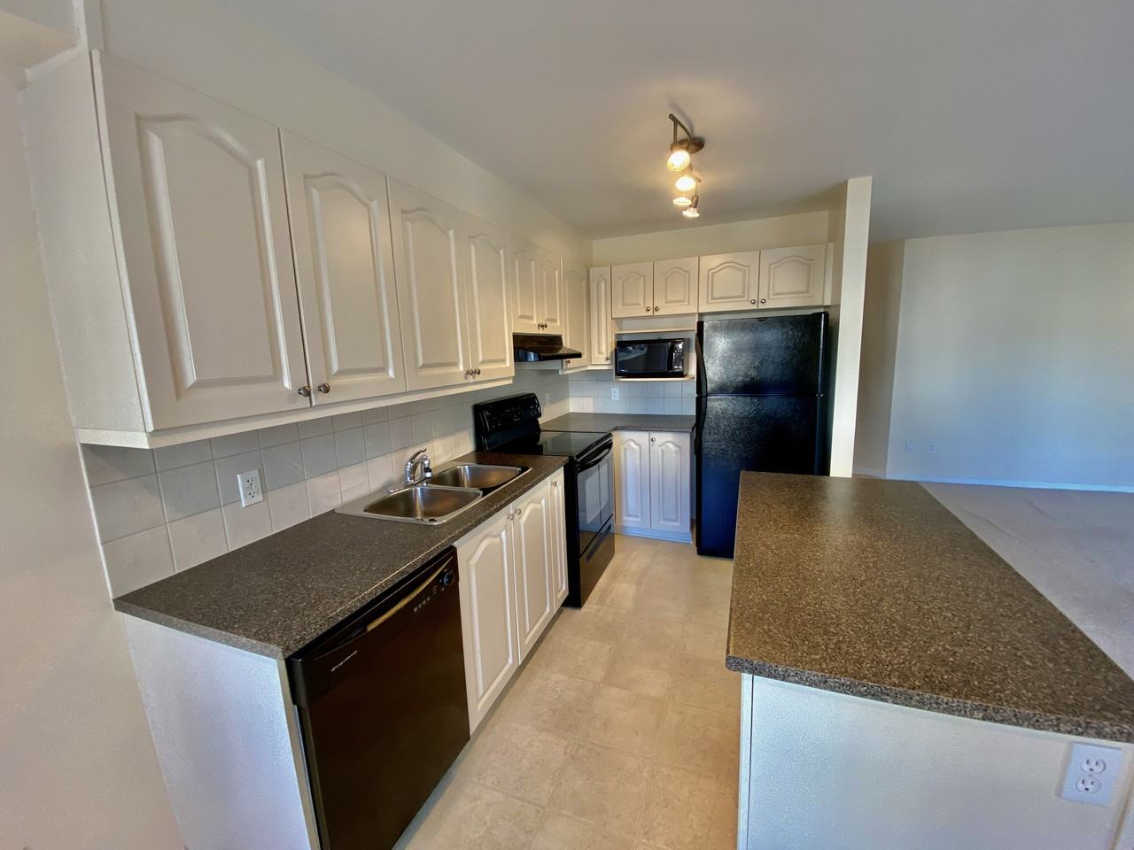 137 Freeport Drive - Photo 3 of 9