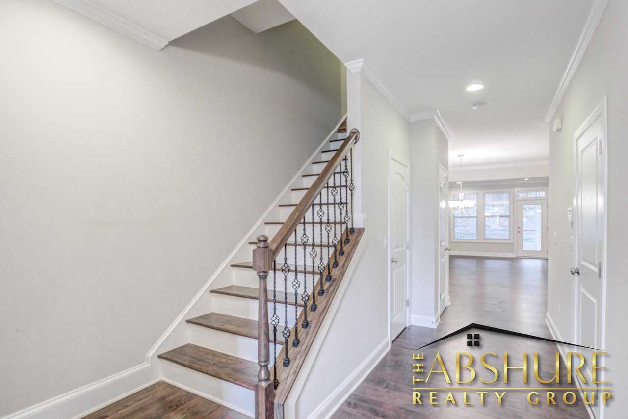 4240 Vallonia Dr - Photo 3 of 30