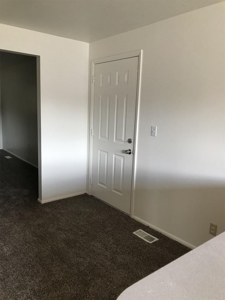 595 W Vine St #1 - Photo 5 of 9