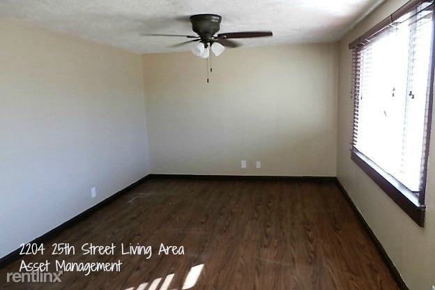 2204 25th St - Photo 3 of 10