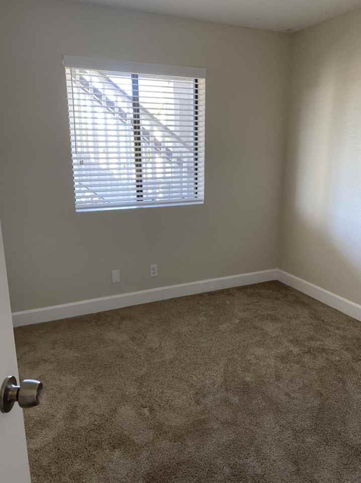 E H St - Photo 2 of 8