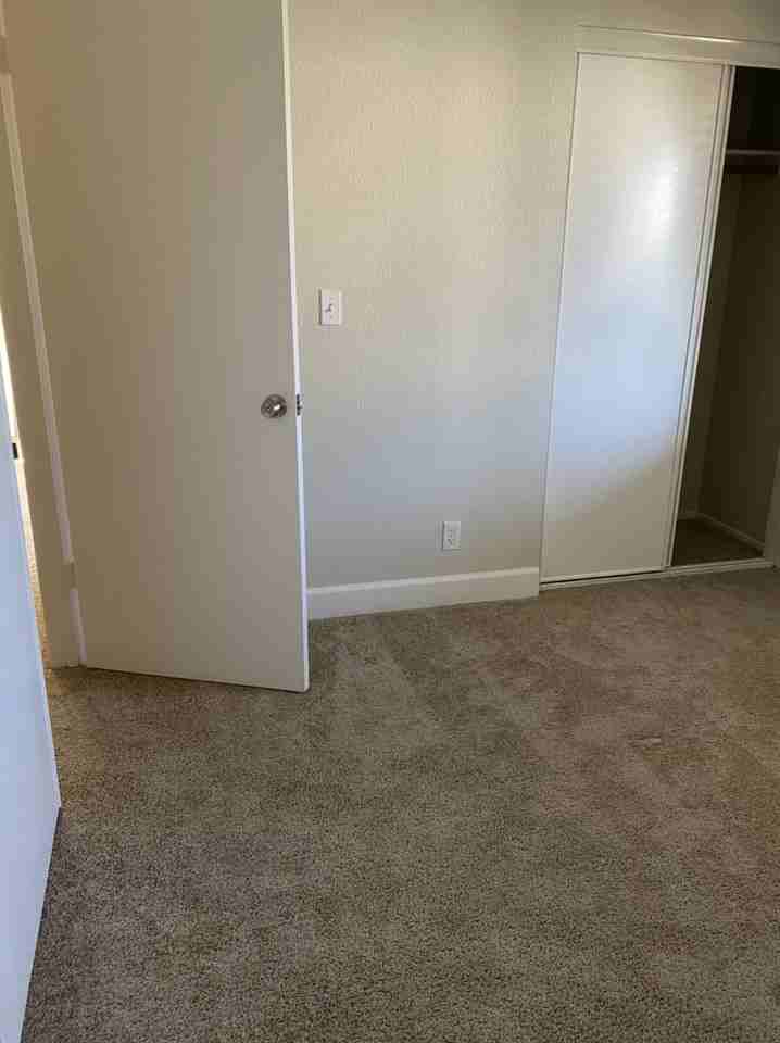 E H St - Photo 3 of 8