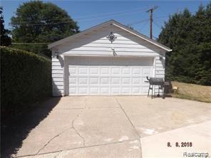 24131 Broadview Dr - Photo 3 of 15