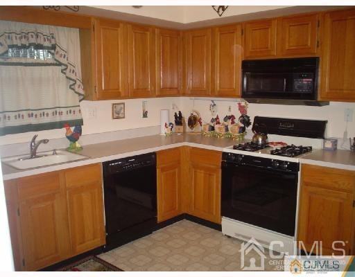 16 Parkside Dr - Photo 3 of 10