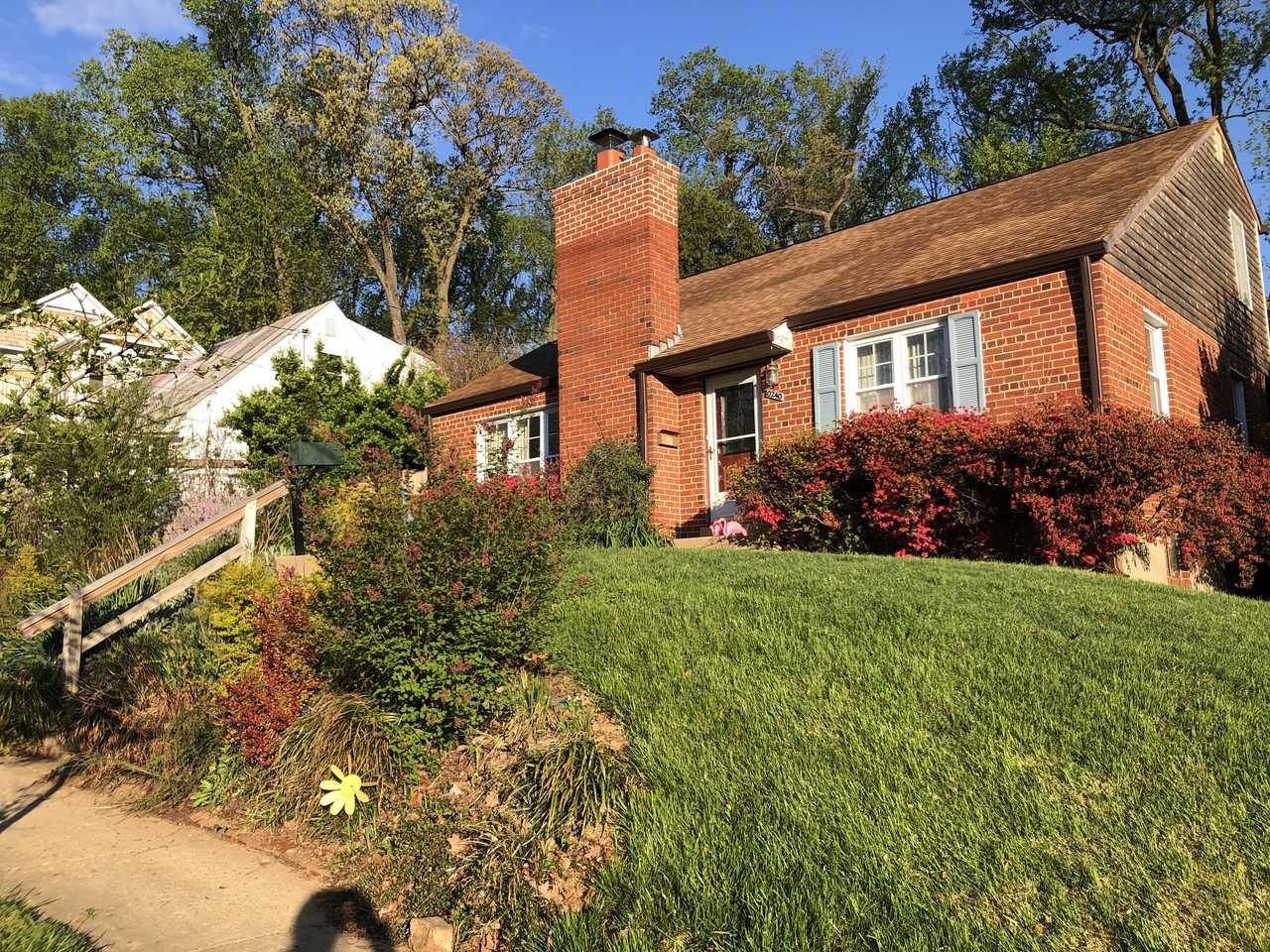 10240 Parkwood Dr - Photo 3 of 14