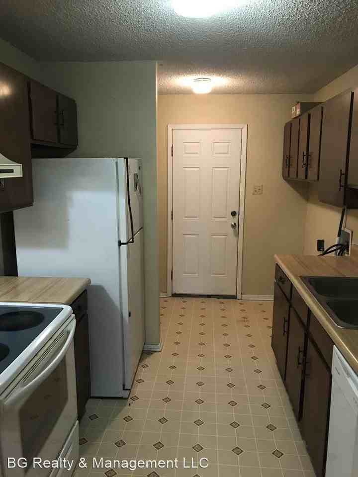 413 Knollwood Cir - Photo 2 of 6