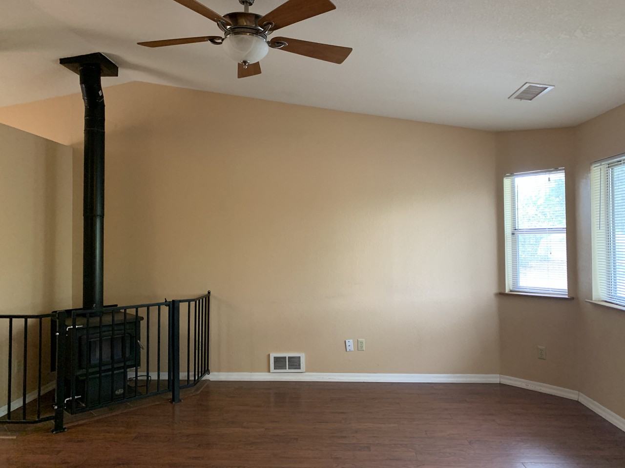 3521 N Castle Dr - Photo 2 of 12
