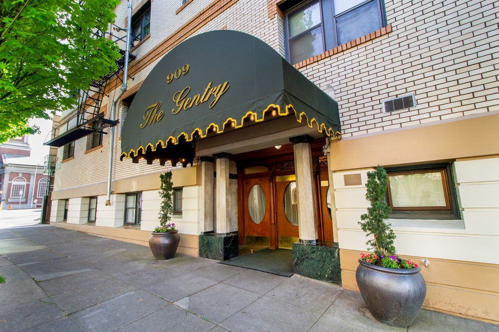 909 Sw 12th Ave - Photo 2 of 16