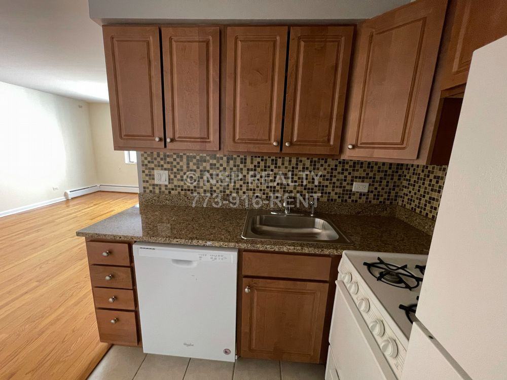 5820 5820 N Sheridan 308 - Photo 3 of 6