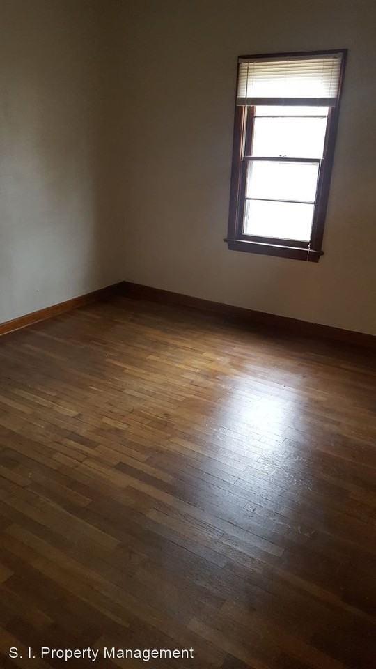 107 N Oak St - Photo 2 of 7