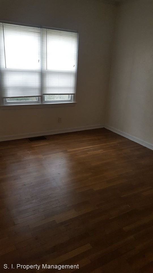 107 N Oak St - Photo 3 of 7