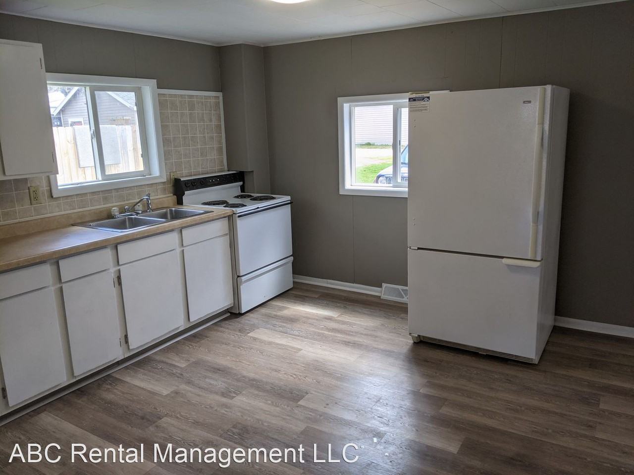 703 E 9th St - Photo 3 of 18