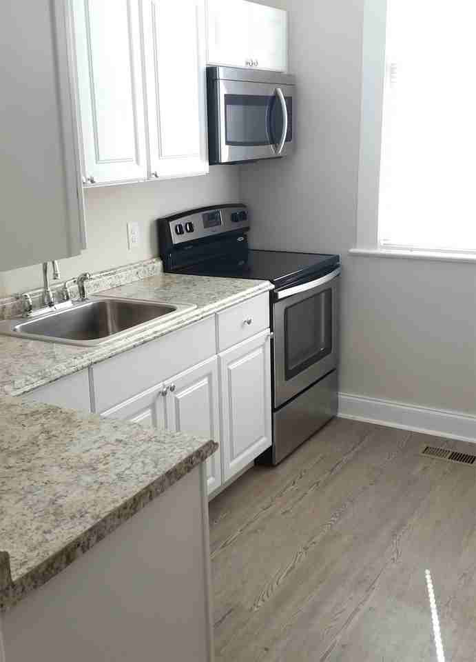 802 Abercorn St #802 - Photo 5 of 10