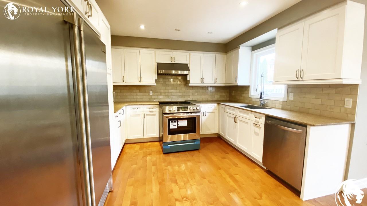 82 Old Yonge St - Photo 3 of 30