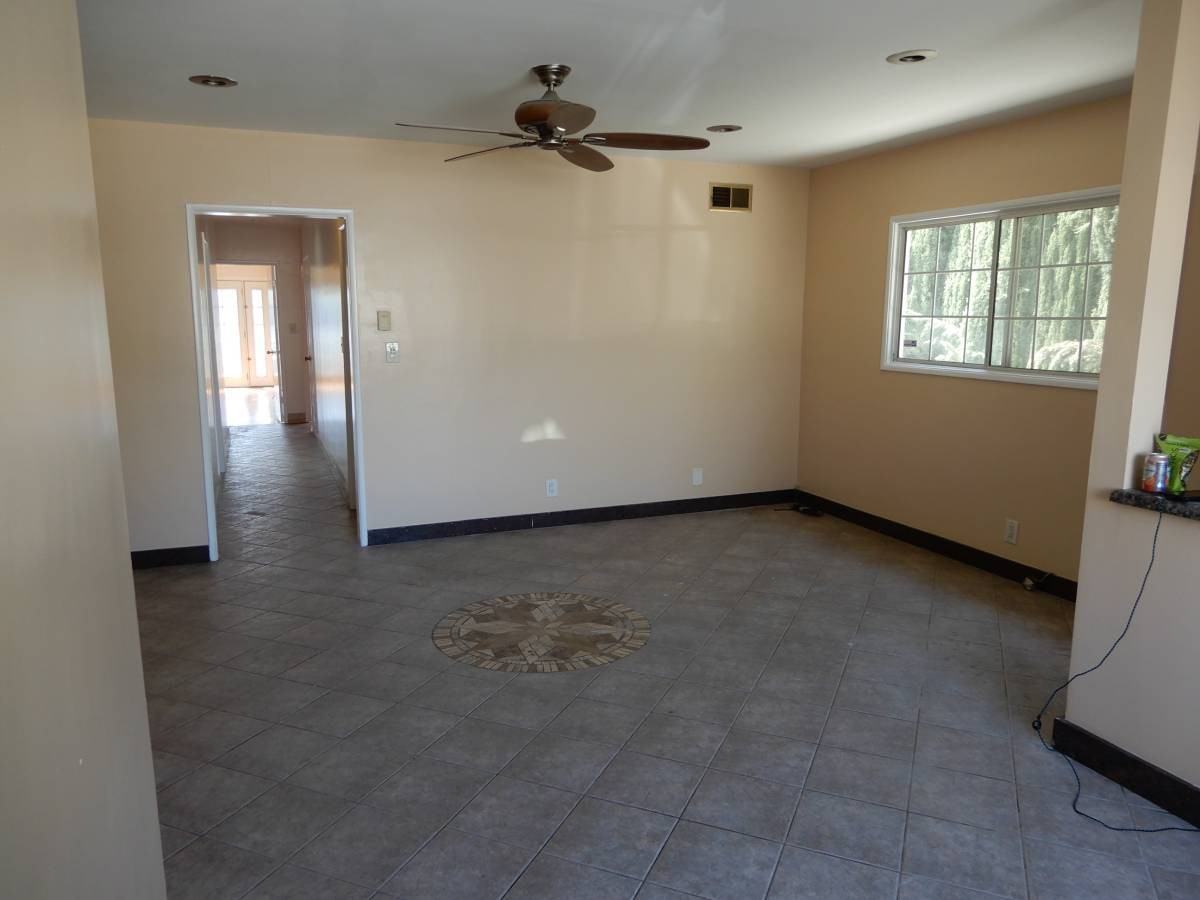 4BD /2BA NOT YOUR AVERAGE HOUSE RENTAL W/ 2 CAR GARAGE Yukon Duplex - Photo 3 of 15