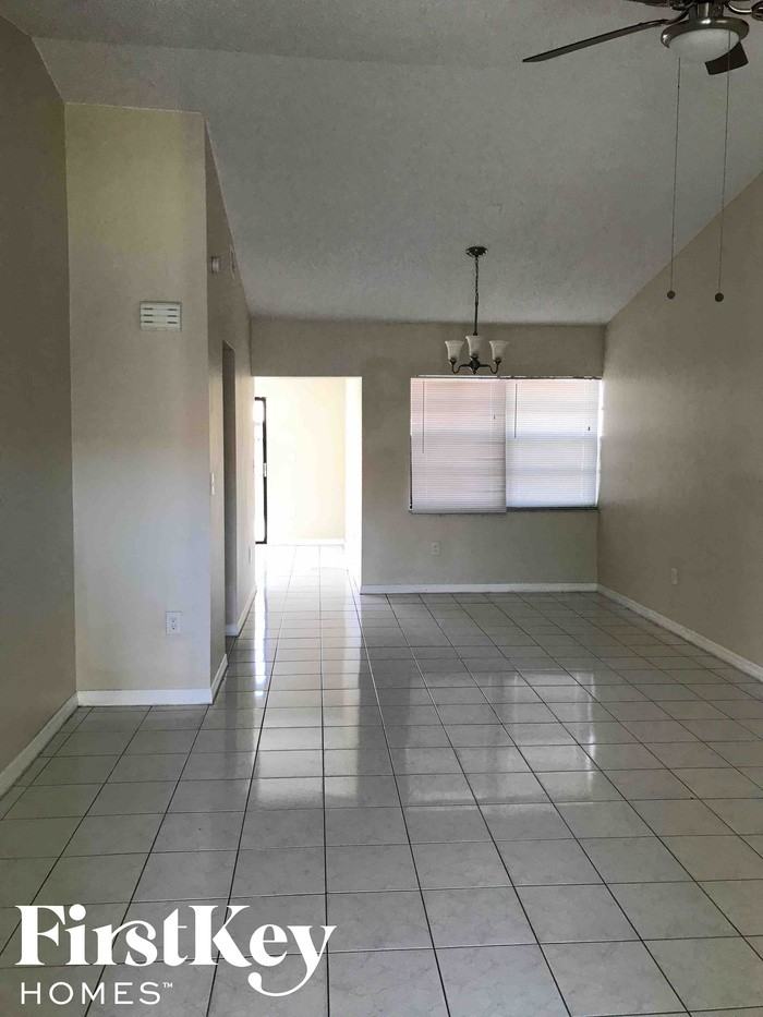 4610 Sw 143rd Ct W - Photo 2 of 10