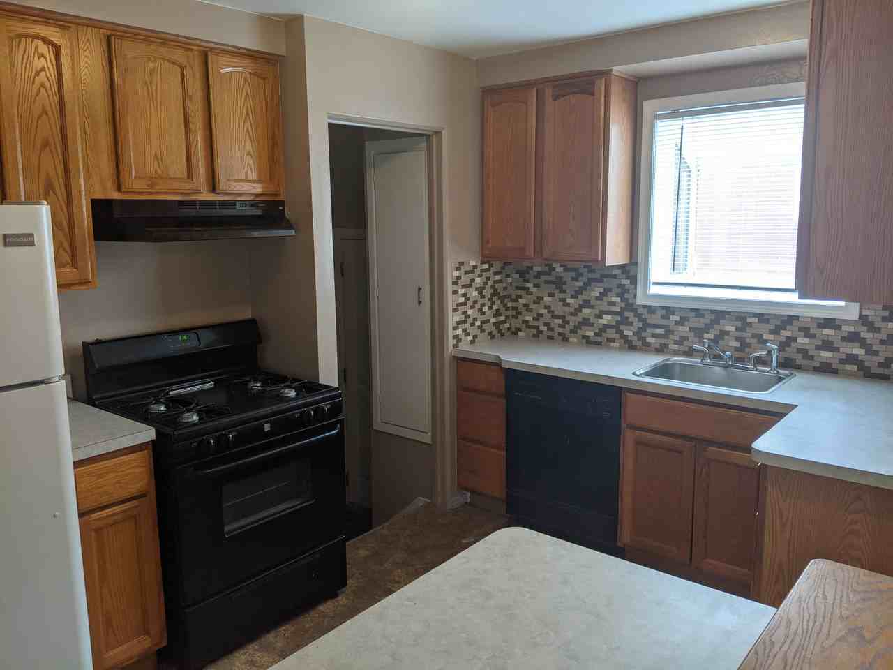 29714 Rosslyn Avenue - Photo 2 of 52